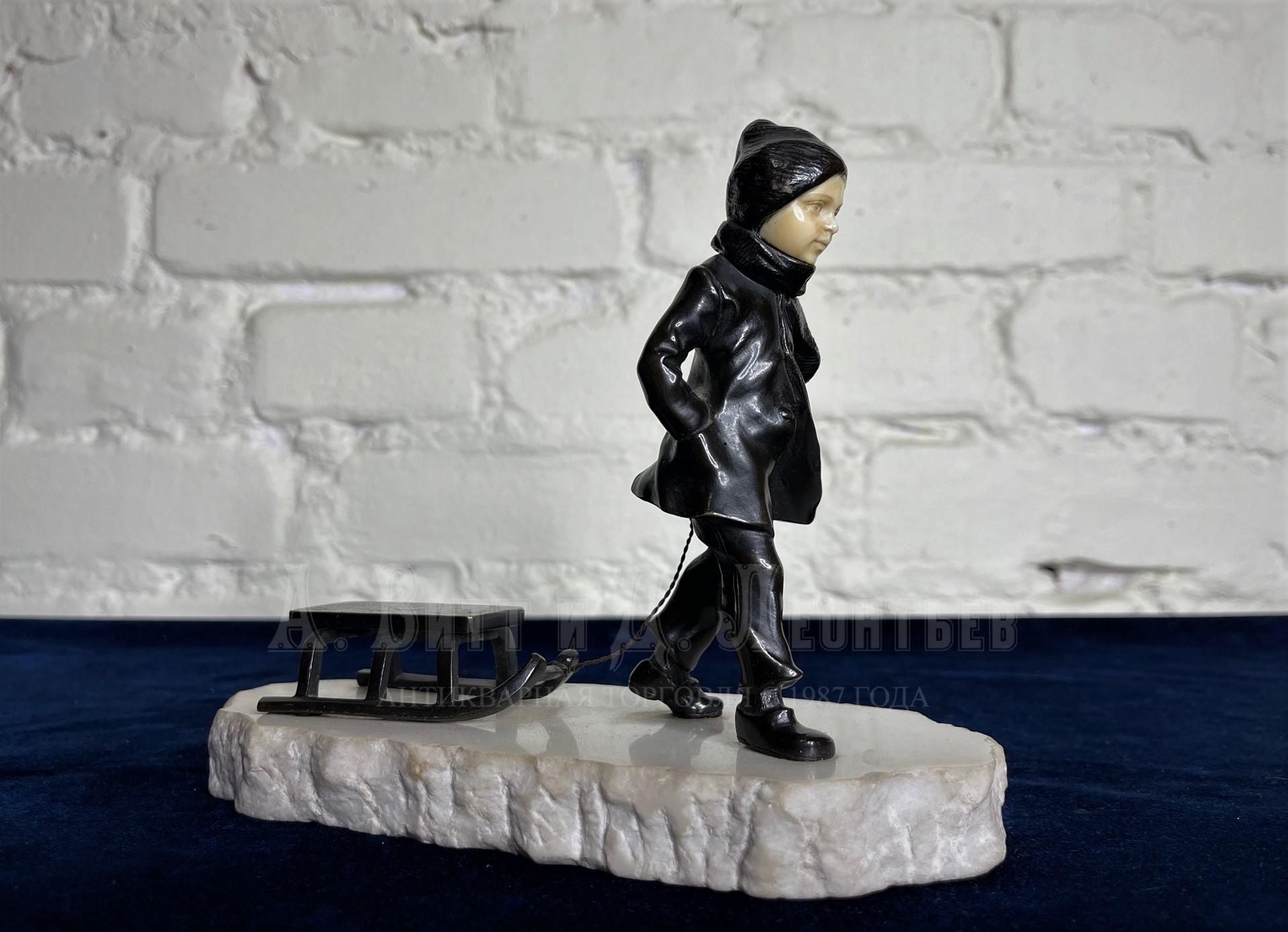 Мальчик с санками скульптор Eugene Bernoud бронза с костью хризоэлефантинная